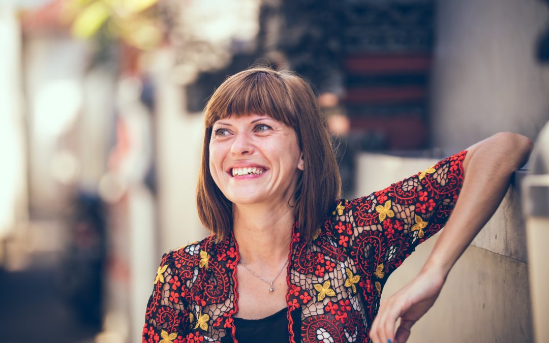 Femme souriante symbolisant le succès d'une reconversion professionnelle à 40 ans