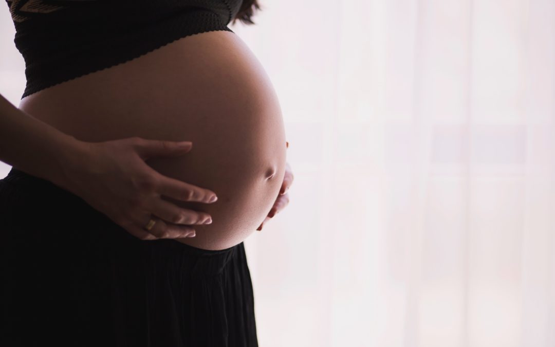 femme enceinte illustrant la maternité et la question de l'entrepreneuriat pour trouver plus de sens