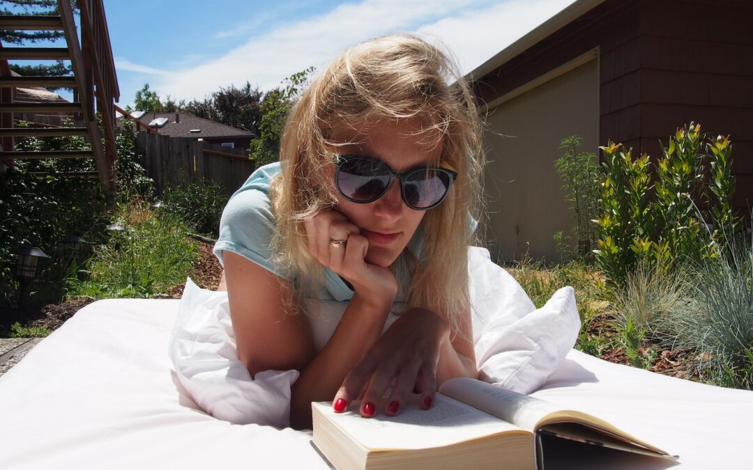 Une entrepreneure sereine, profitant d'une pause dans un jardin paisible, symbolisant l'équilibre et la revitalisation. Elle lit un livre, entourée de nature, illustrant l'importance du bien-être et de prendre du temps pour soi loin du travail.